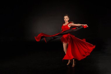 Kırmızı çarpıntı elbise genç güzel dansöz perfoming egzotik dans