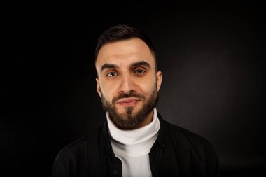 Kameraya bakarak rahat tarzı güçlü yüz erkek modeli