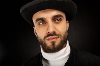 Ciddi düşünceli erkek sakallı, kayıtsızca giyinmiş