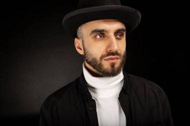 Ciddi düşünceli erkek sakallı, kayıtsızca giyinmiş