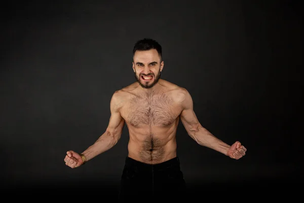 Estudio de un joven sin camisa con barba —  Fotos de Stock