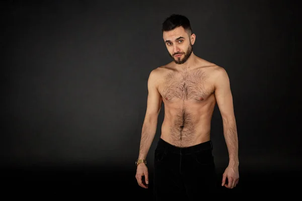 Hombre de verdad. Joven guapo con barba y pelo corto —  Fotos de Stock