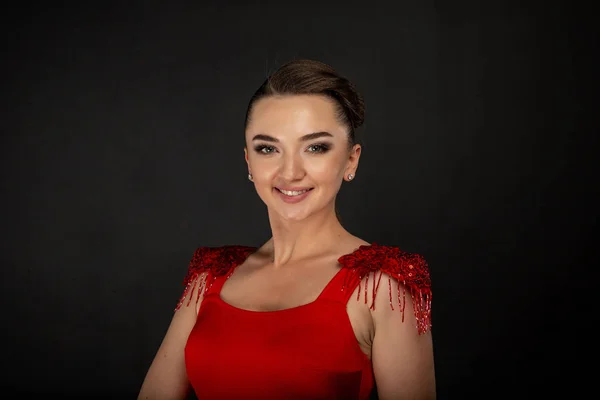 Portrait demi-longueur de belle jeune fille en robe rouge — Photo