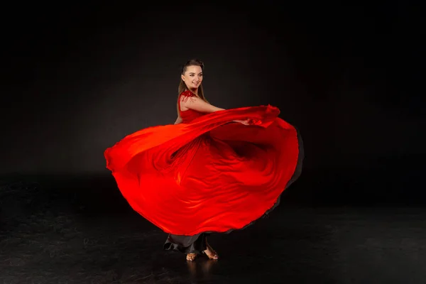 Hermosa joven bailando. La chica con vestido rojo volador . — Foto de Stock