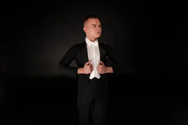 Serio guapo joven bailarín en traje negro — Foto de Stock