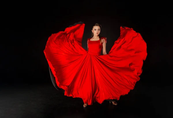 Hermosa joven bailando. La chica con vestido rojo volador . — Foto de Stock