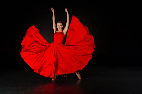 Studio shot de belle fille européenne en robe rouge — Photo