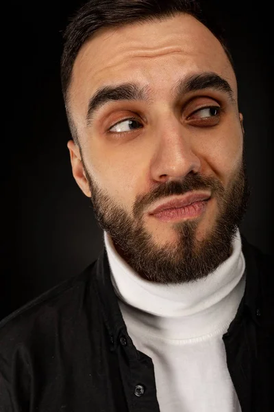 Close up retrato de homem barbudo bonito com sorriso astuto — Fotografia de Stock