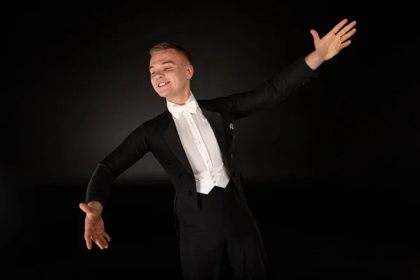 Elegante toung man bailando en estudio con expresión — Foto de Stock