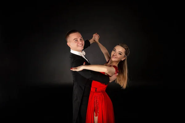 Baile de salón joven pareja, chica en vestido rojo — Foto de Stock