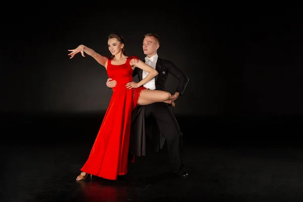 Pareja de jóvenes bailarines posando en pose de baile — Foto de Stock