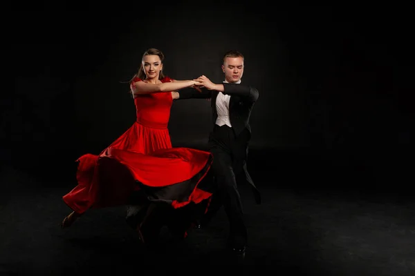 Hermosa pareja en el baile activo de salón — Foto de Stock