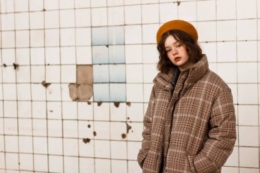 Kıvırcık şapka ile bej şapkalı güzel kız portresi yarım uzunluk