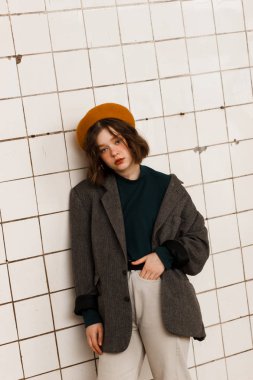 Blaazer ve bej şapkalı güzel erkek portresi yarım uzunluk