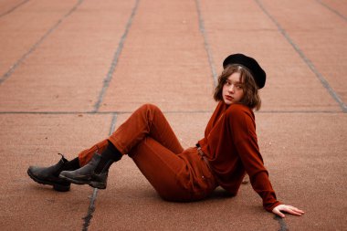 Sonbahar kıyafeti poz kadın kıvırcık modeli