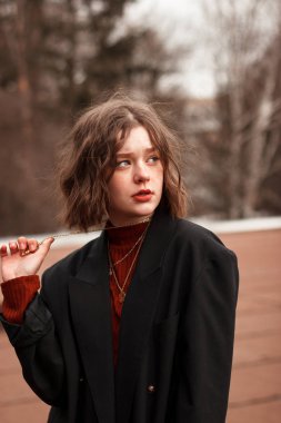 Sokak fotoğraf oh hipster kıvırcık saçlı genç kız