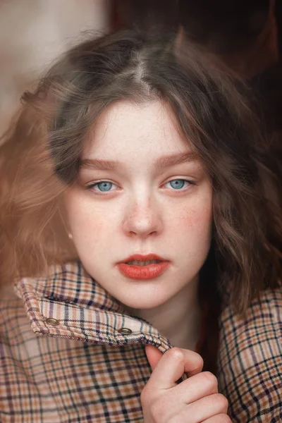 Close up vintage retrato de jovem menina encaracolado — Fotografia de Stock