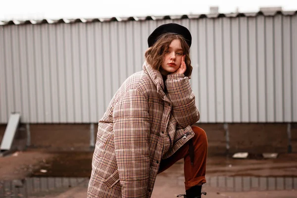 Pouliční fotografie kudrnaté mladá dívka v neformálním oblečení — Stock fotografie
