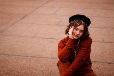 Sokakta poz. Genç kıvırcık fotoğraf model sonbahar giysilerle poz