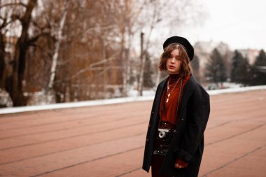 Genç güzel hippi gorl rahat kıyafetler içinde