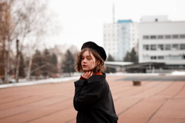 Kıvırcık saçlı güzel kız yarım uzunlukta vintage portresi