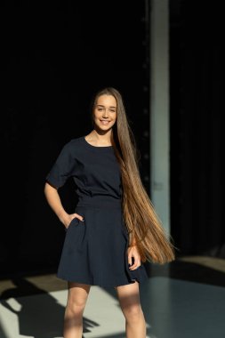 Parlak kahverengi ve düz uzun saçlı güzel model kız