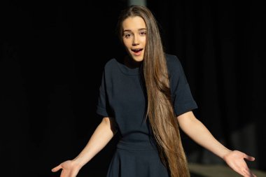 Uzun düz saçlı genç emin kadın modeli