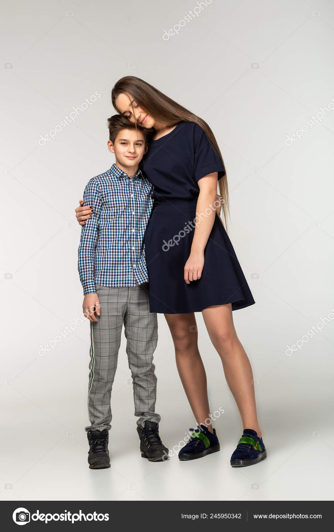 Девочка с младшим братом. Младший брат выше старшего. Фотосессия братьев. Старшие братья. Старшая сестра и младший брат.