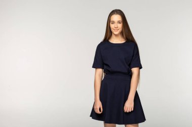 İyi bir ruh hali ile poz siyah elbiseli genç kız modeli