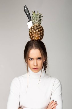 Ananas ve bıçak ona kızgın genç kızla yaptım