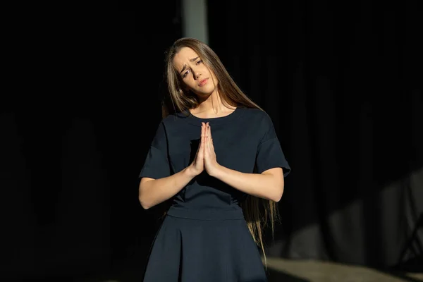 Belle jeune fille en robe noire posant à l'intérieur — Photo