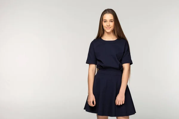 Junges Mädchen Model in schwarzem Kleid posiert mit guter Laune — Stockfoto