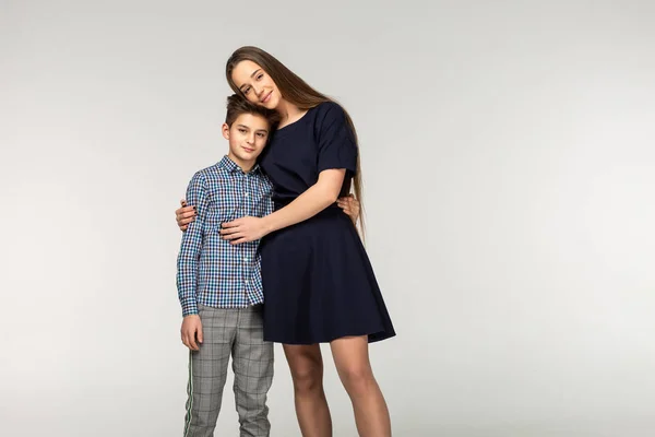 Schöne Schwester und Bruder umarmen sich zärtlich drinnen — Stockfoto