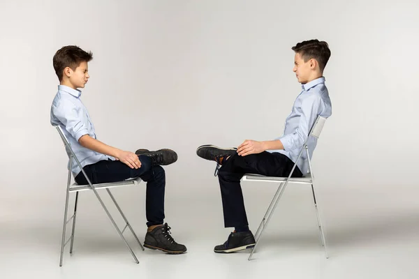 Side view porträtt av två tonåringar i blu skjortor — Stockfoto