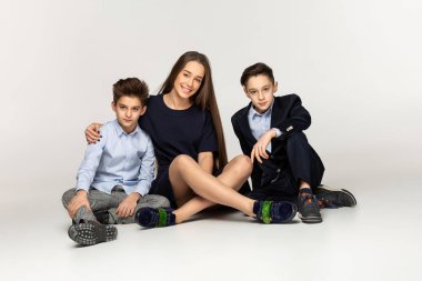 Siyah elbiseli güzel kız kardeşi ile iki küçük kardeş