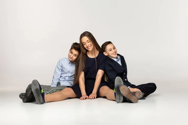 Unga vackra tonåringar sitter tillsammans på marken — Stockfoto