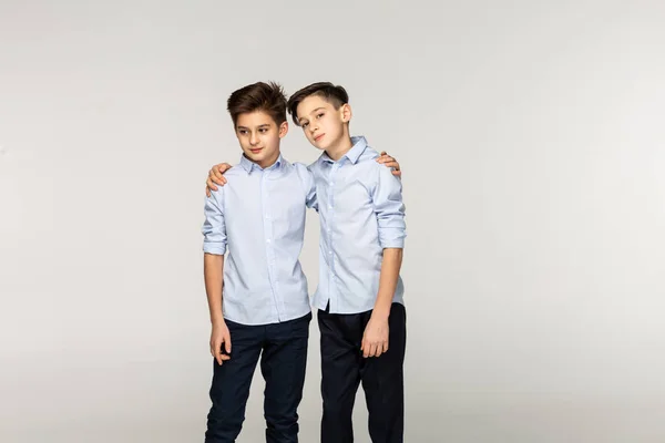 Två vackra pojkar tonåringar i blå tröjor — Stockfoto