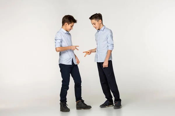 Två Vänner Tonåringar Blå Tröjor Spelar Ett Spel Sten Papper — Stockfoto