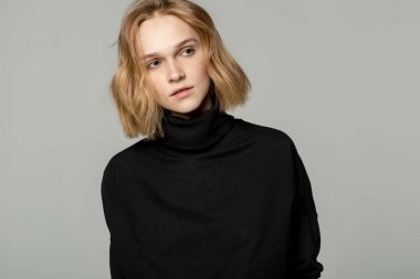 Kıvırcık sarı saçlı zarif güzel kadın