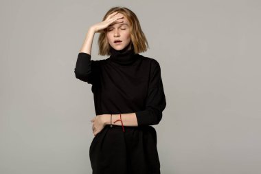 Siyah elbise genç güzel sarışın kızla baş ağrısı,