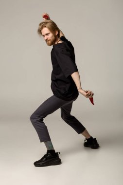 Karanlık karate savaşçı ellerinde kırmızı biber biber ile