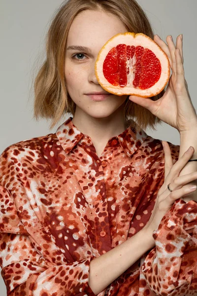 Close up retrato de jovem loira menina em camisa vermelha — Fotografia de Stock