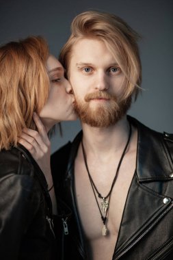 Kıvırcık saçlı sakallı erkek öpüşme genç güzel kız