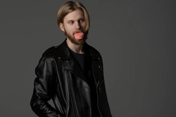 Primer plano retrato de chico hermoso con pelo claro y barba — Foto de Stock