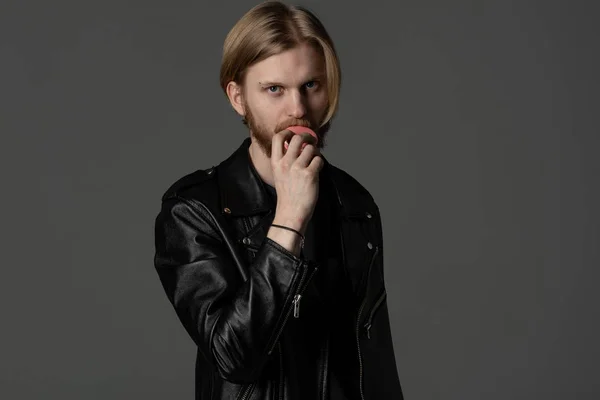 Joven barbudo de pelo largo con chaqueta de cuero negro — Foto de Stock