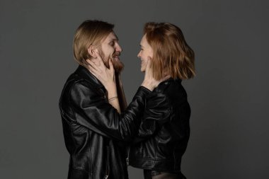 Aşık genç çift, birbirinize sarılmak