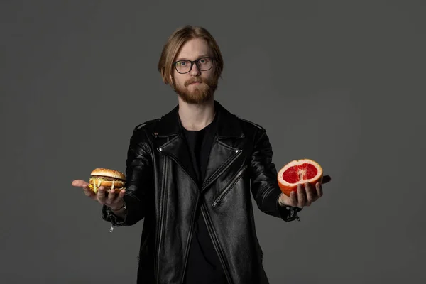 Hombre barbudo guapo en gafas, con chaqueta de cuero negro — Foto de Stock