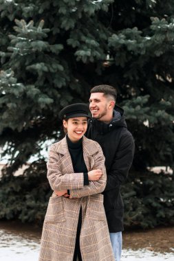 Aşk posig sokakta genç güzel Çift