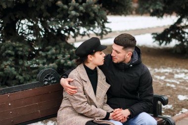 Güzel çift birlikte parkta bankta oturmuş süre vakit