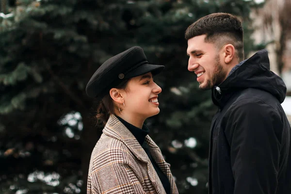 Jovem casal de muito bonito menina e barbudo cara — Fotografia de Stock